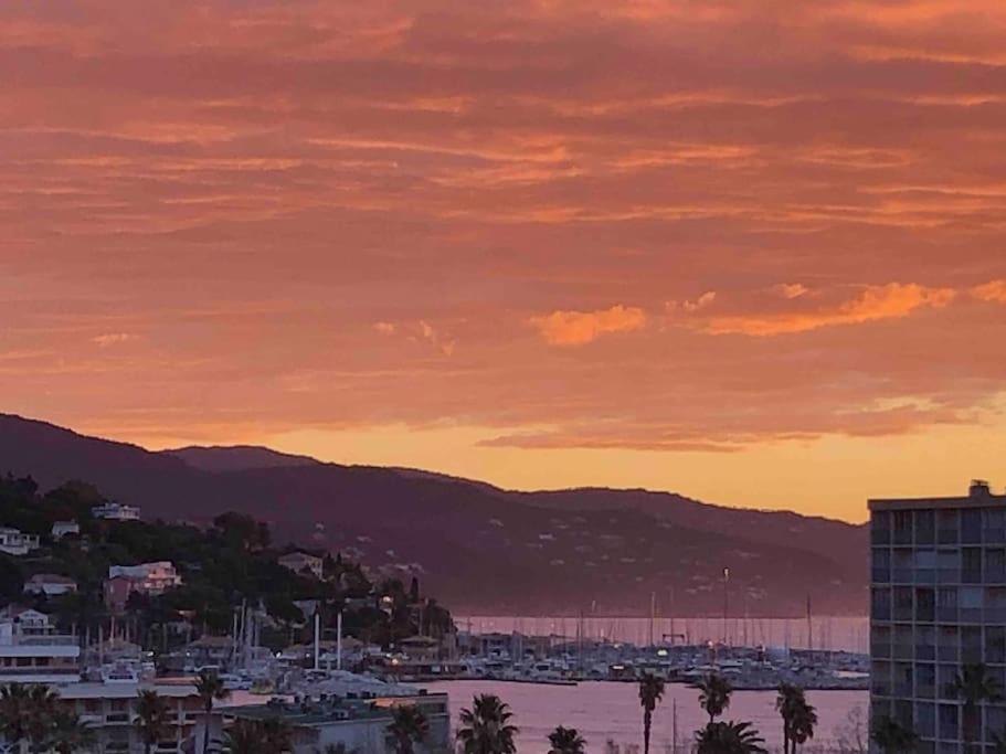 Appartement Vue Mer Au Lavandou Le Lavandou Bagian luar foto